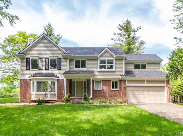 6910 Leytonstone Blvd, West Bloomfield, MI 48322