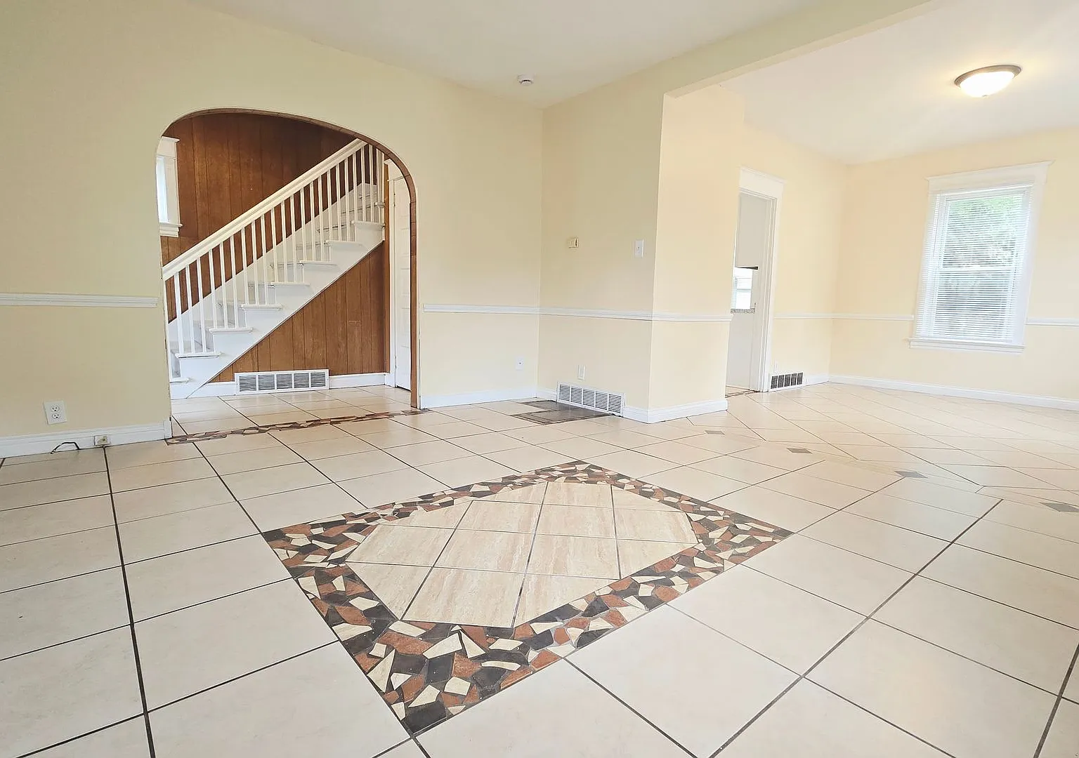 3 Bedroom House with Laundry Hookups — Photo 1