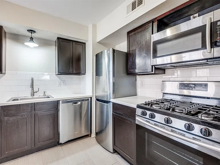 304 & 306 N Montreal Ave — Photo 8