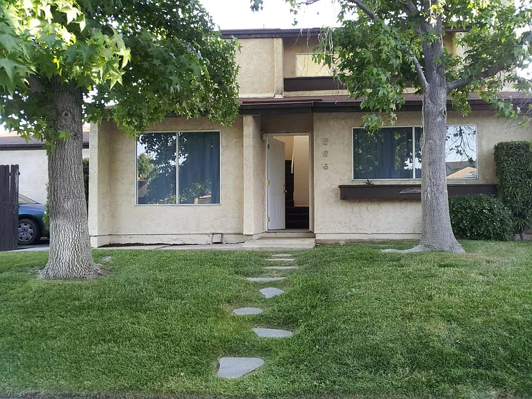 606 Parkview Dr — Photo 2