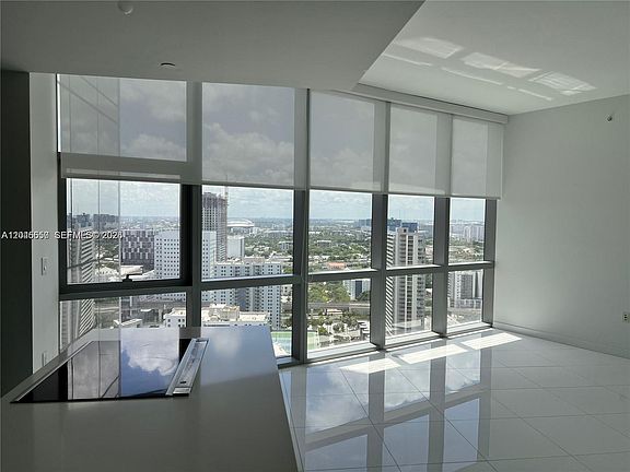 4th image of 851 NE 1st Ave Unit 2702