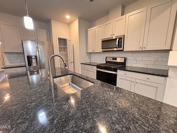 5th image of 759 Amarra Dr