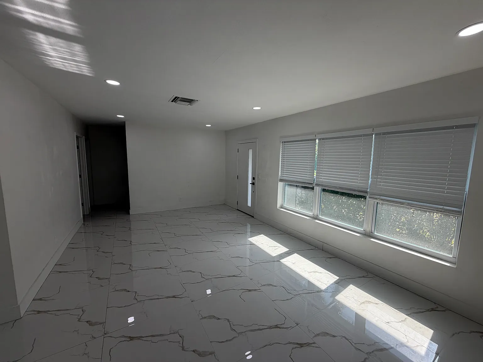 3 bed, 1436 sqft, $4,400 — Photo 3