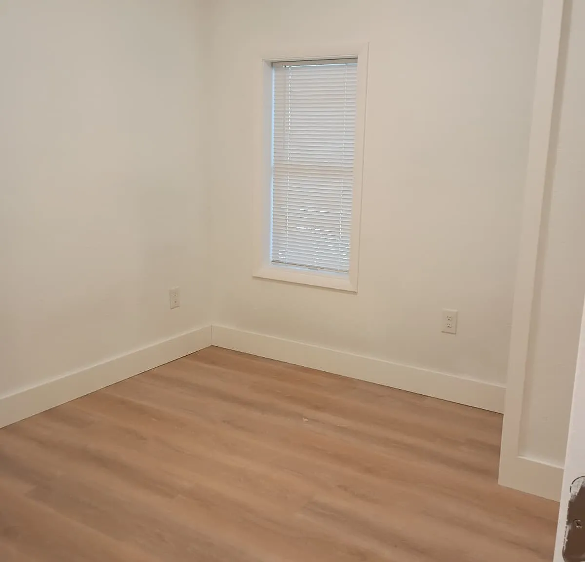 5 bed, 1300 sqft, $1,975 — Photo 2