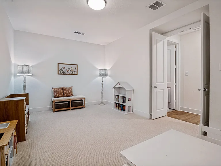 1046 Bearing St — Photo 37