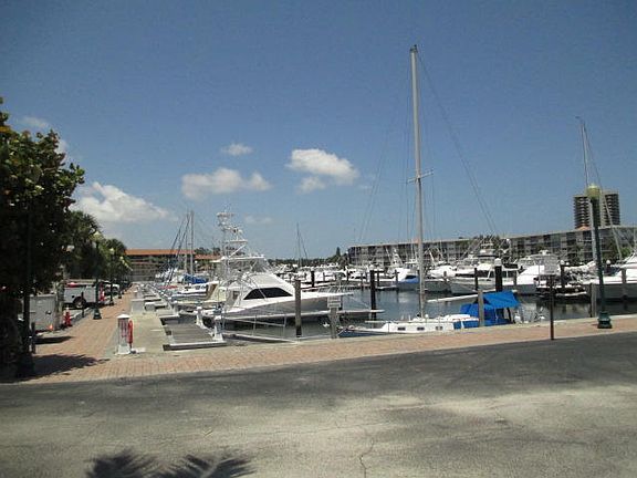3rd image of 136 Yacht Club Dr APT 11