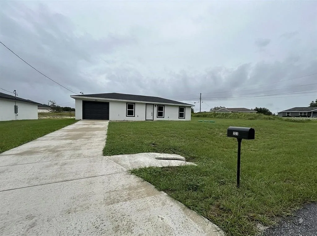 3 bed, 2.0 bath, 1011 sqft, $1,697 — Photo 1