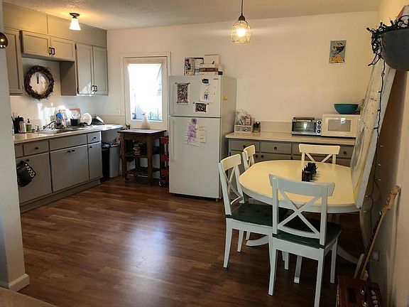 2nd image of 2710 Queen St APT 1