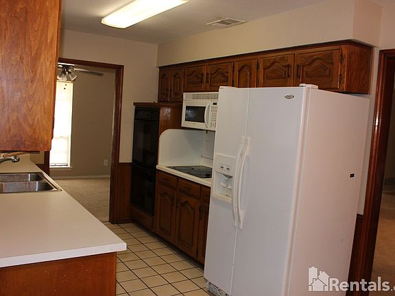 4th image of 2105 Newcastle Cir