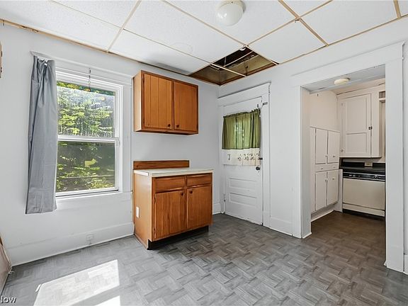 5th image of 121 Olive St