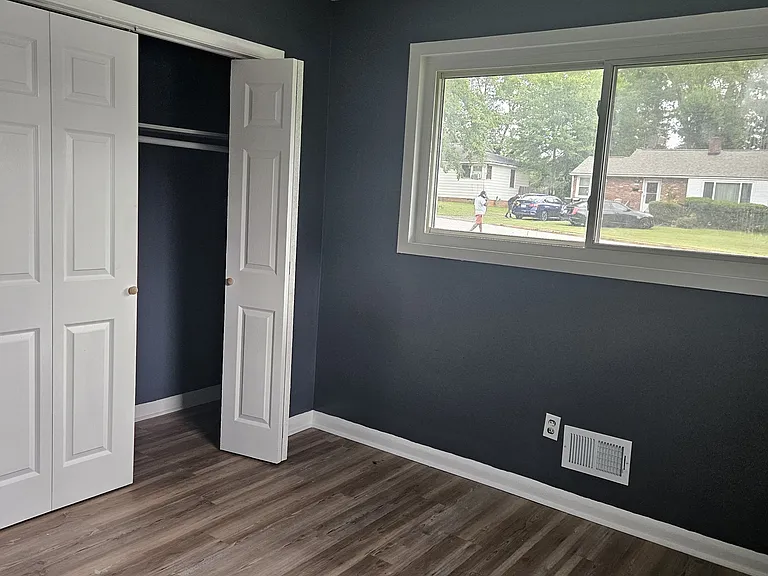 425 Crestview Dr — Photo 3