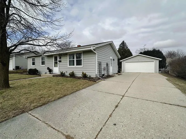 630 Pleasant Ave, Hartford, WI 53027