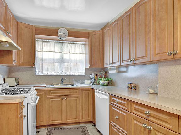 5th image of 2427 Young Ave #2