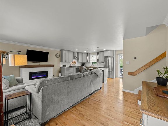 2nd image of 963 Hyacynth Ln