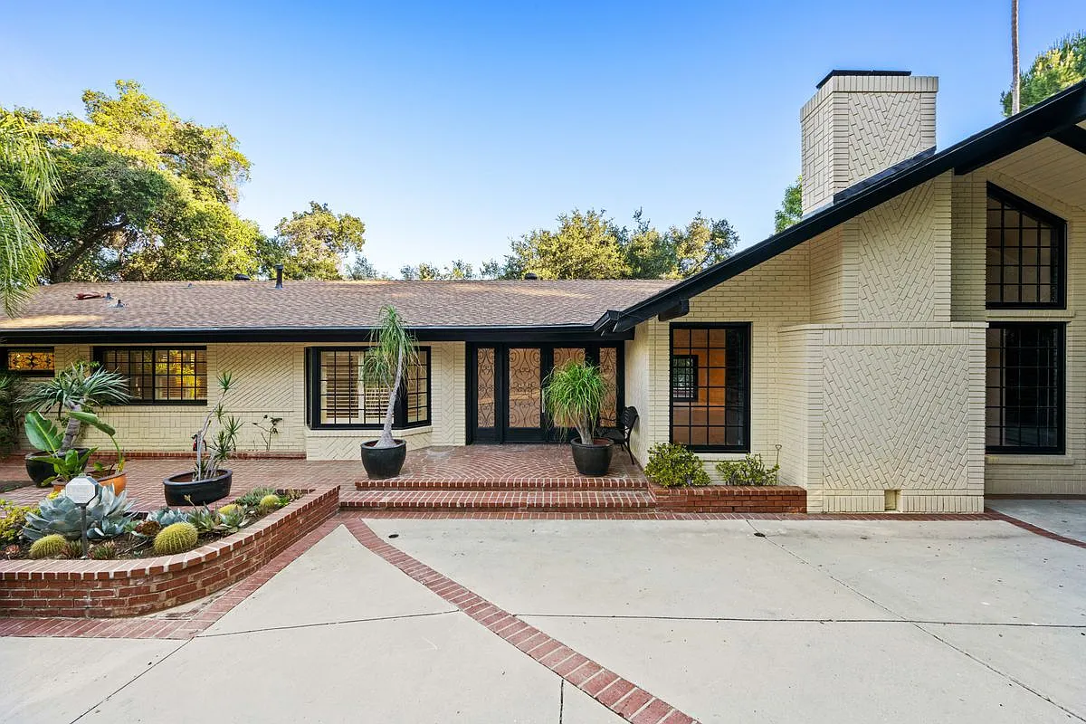 5 bed, 4.0 bath, 4205 sqft, $14,970 — Photo 2