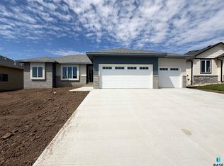 2813 S Dunraven Ave, Sioux Falls, SD 57110