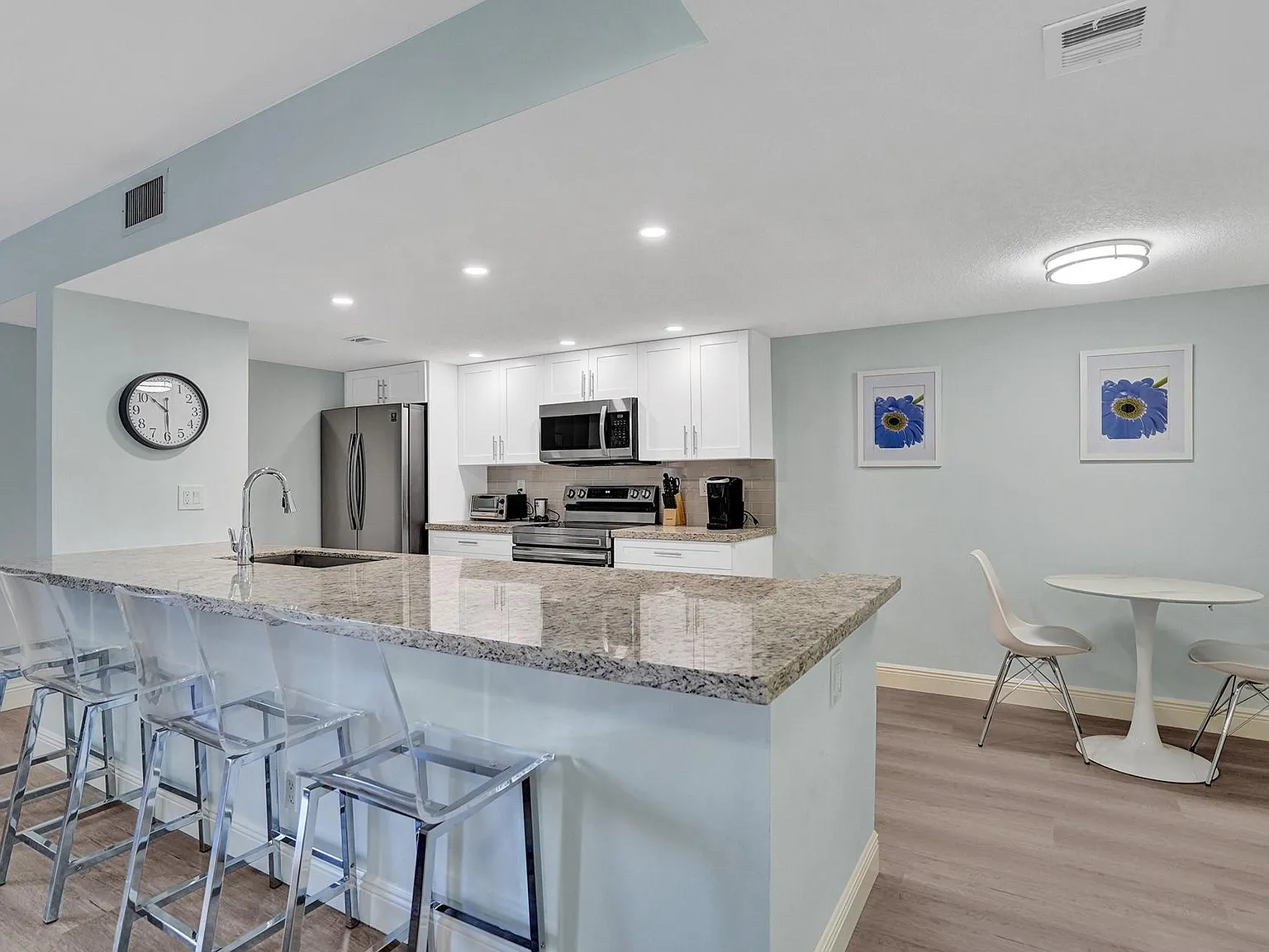 2 bed, 2.0 bath, 1175 sqft, $2,700 — Photo 2