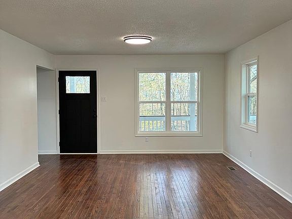 4th image of 220 Bluff Rd