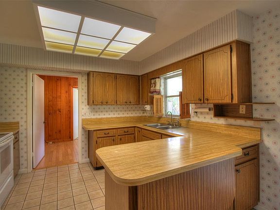 3rd image of 826 W Woodward Ave