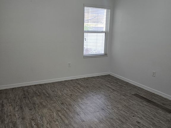 5th image of 168 Bowie Ln #102