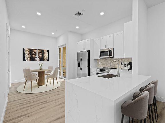 3rd image of 506 SE 7th Street #301