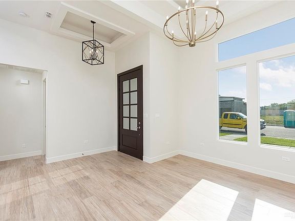 4th image of 2511 Zinnia St