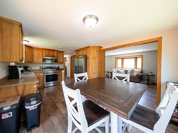 4th image of 8618 Wildwood Ave