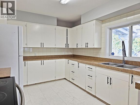 4th image of 1042 Maple Dr