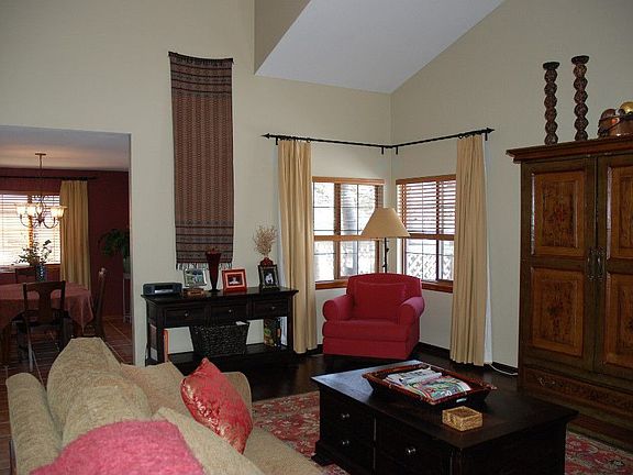 5th image of 19 Pin Oak Dr