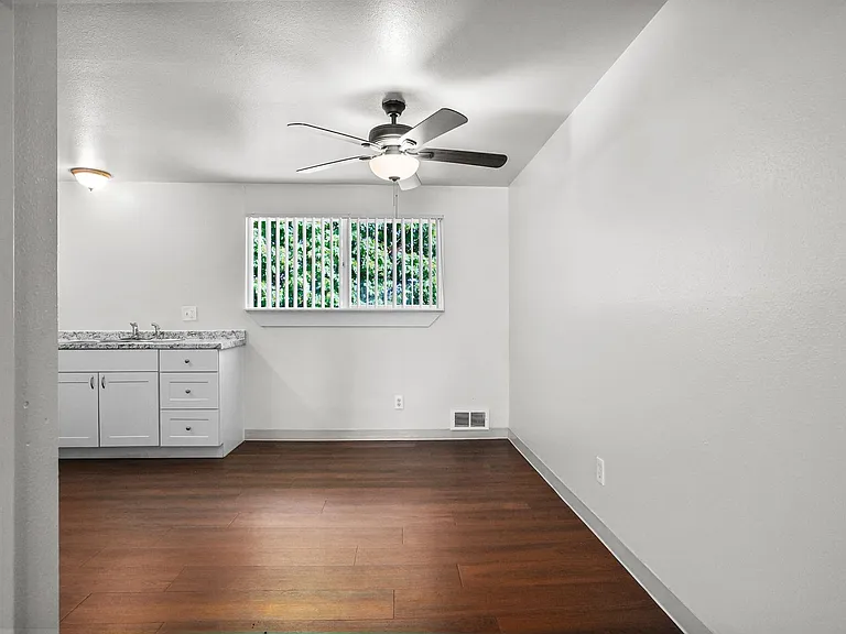 484-Parkway Apartments — Photo 9