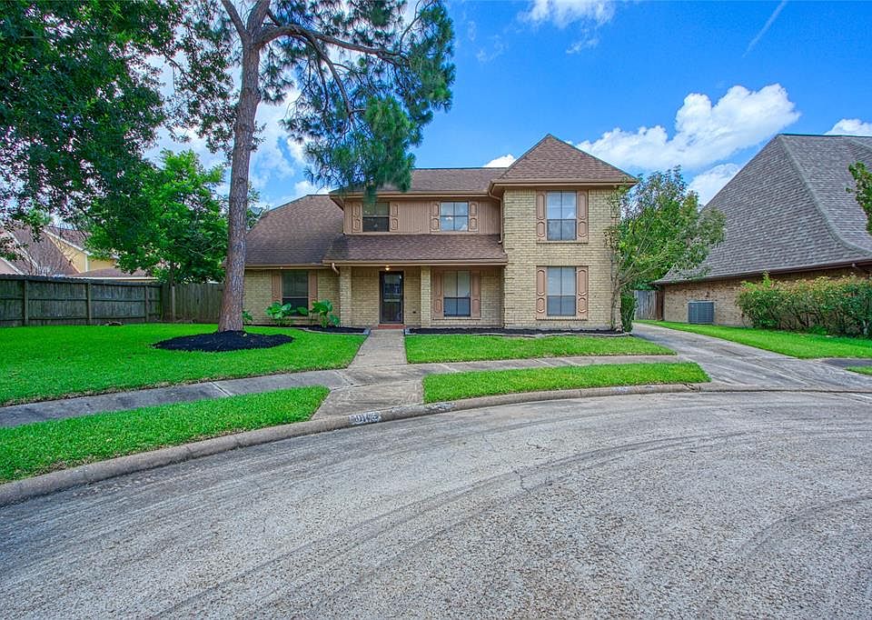 Driveway front/ House located on a cul-de -sac