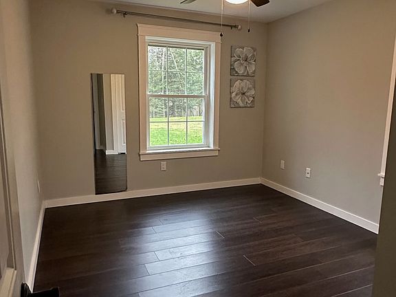 Private Room - Decor/mirror is removable