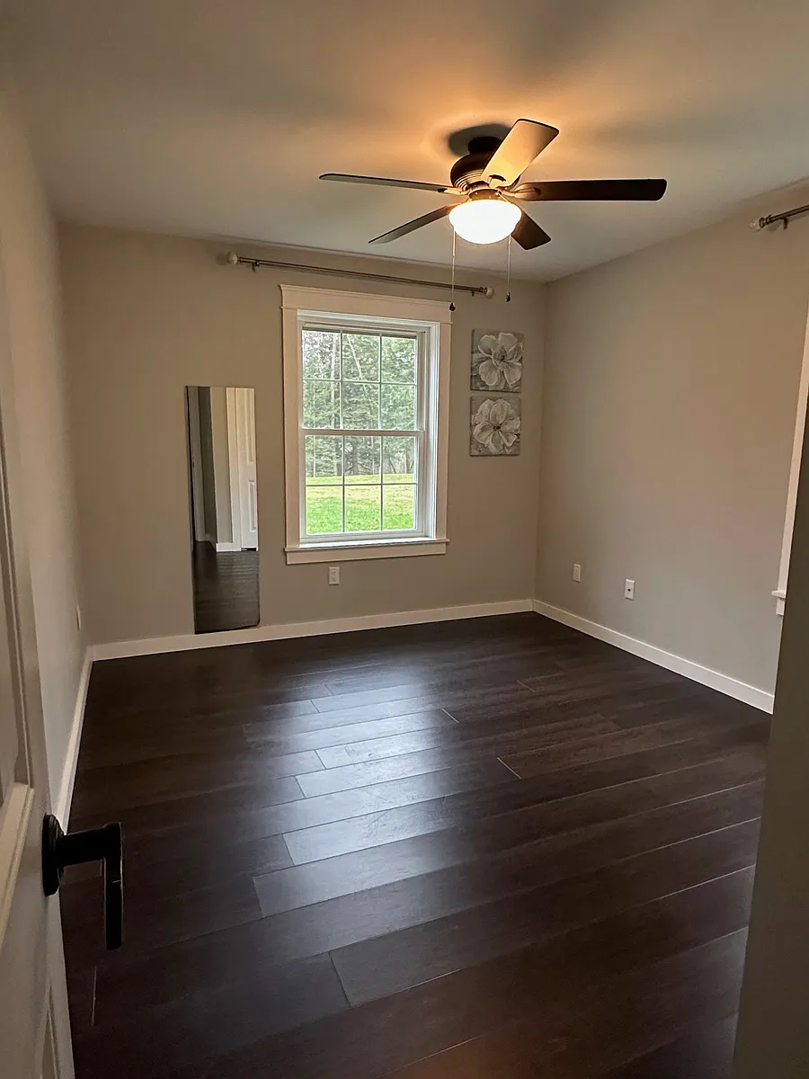 Private Room - Decor/mirror is removable - 64 Wilkins Rd
