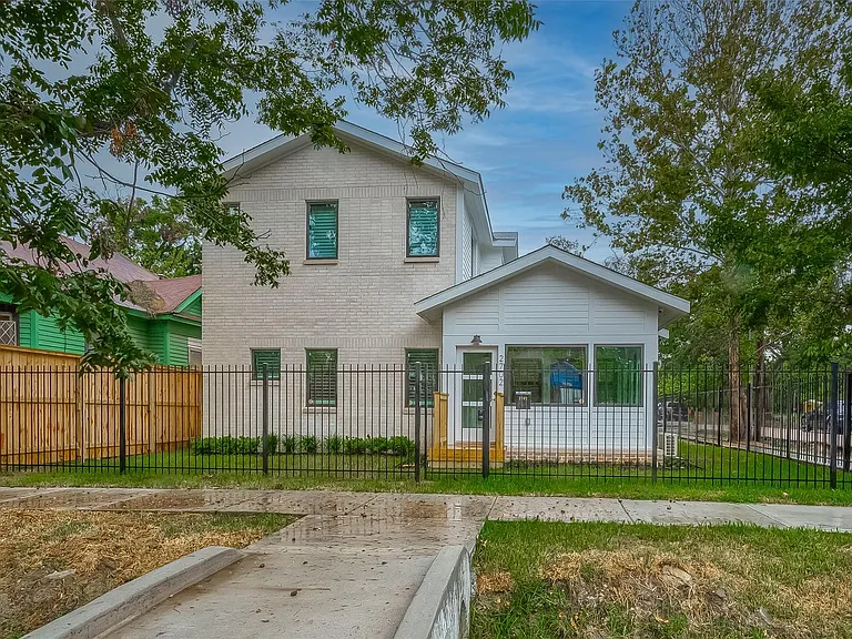 2702 Delano St — Photo 2