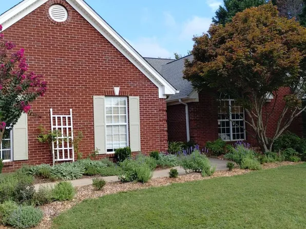 553 Drake Cir, Winder, GA 30680