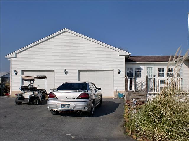 Oversized att 2 car garage