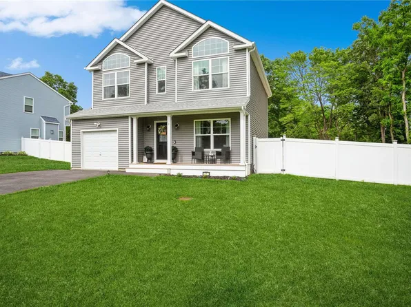 1 Cramer Court, Medford, NY 11763