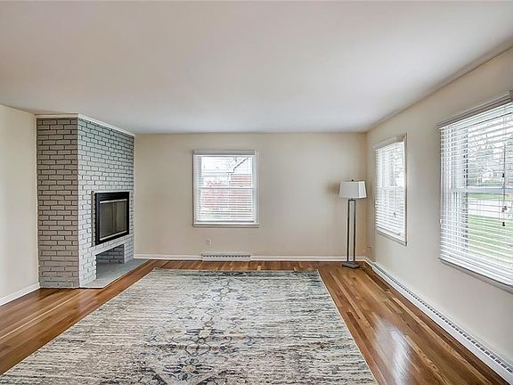 3rd image of 1715 Briarwood Ter