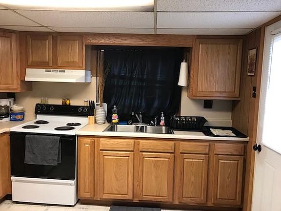 Kitchen, lots of coutner space