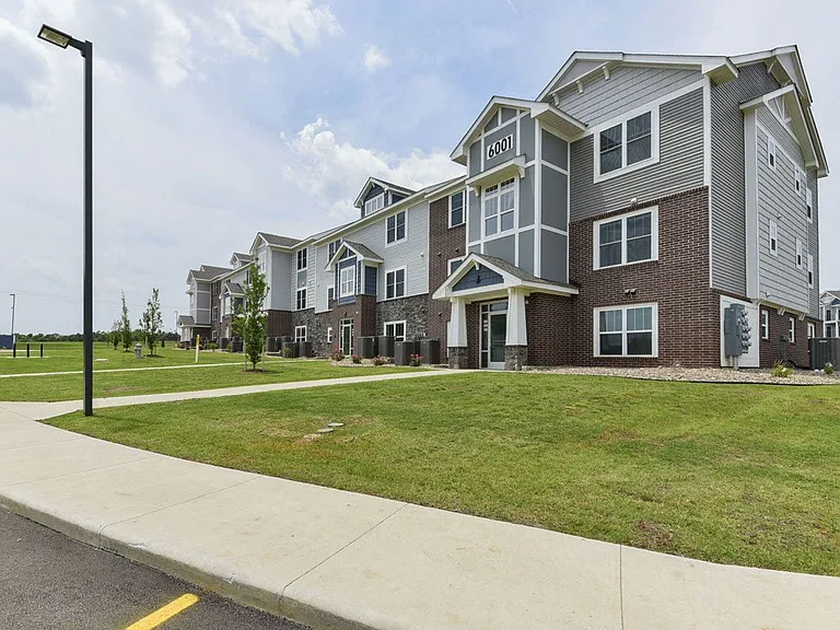 Signature Pointe Apartment Homes — Photo 62
