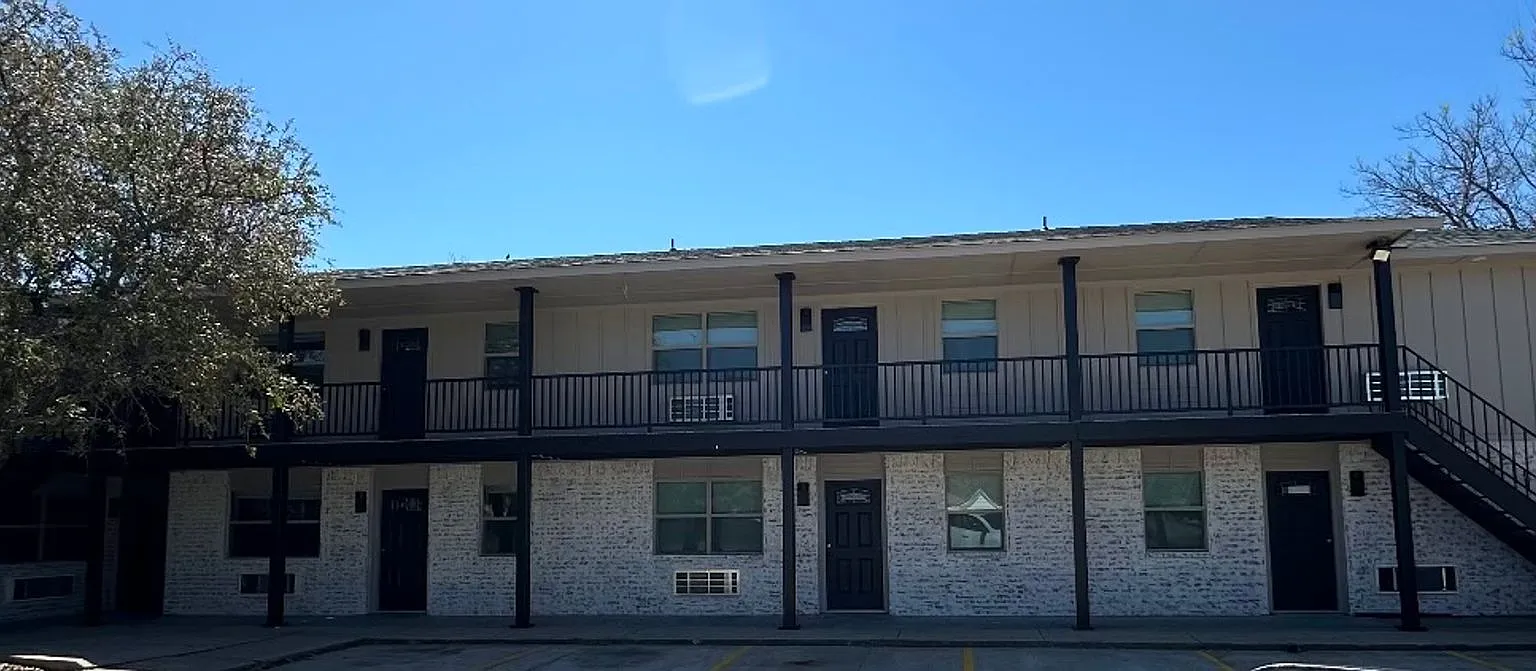 Woodgate Apartments — Photo 1