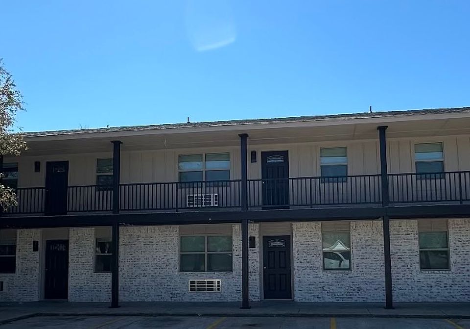 1st image of 2524-2530 SW G Ave #15
