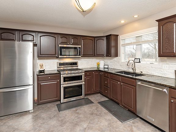 3rd image of 15715 Tanglewood Dr
