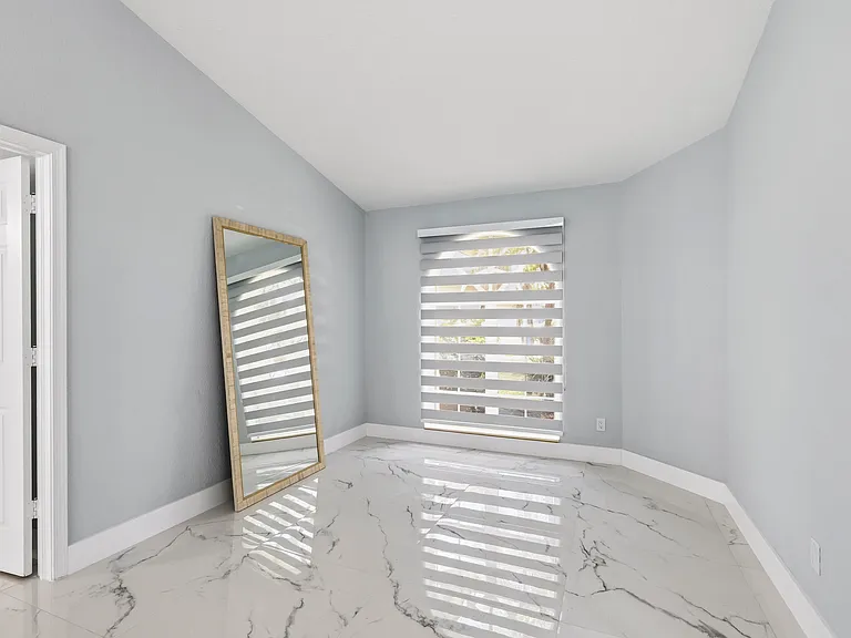 104 Oxford Ct — Photo 13