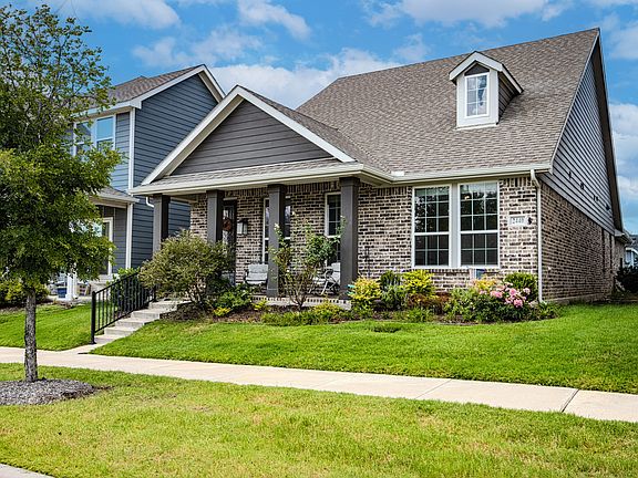 2nd image of 2440 Elm Pl