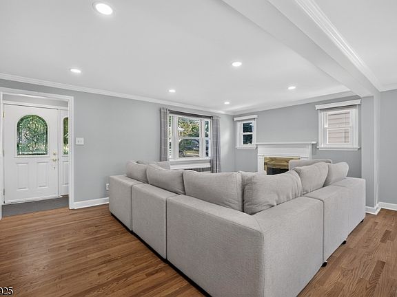 4th image of 29 Laurel Ave