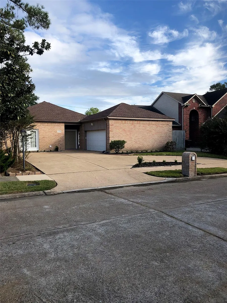 Building Photo - 10310 Chevy Chase Dr