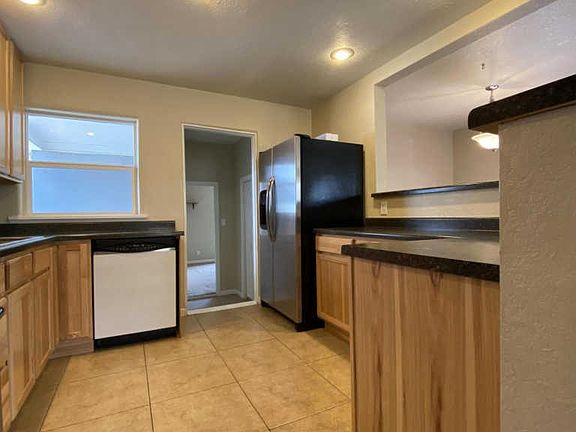 3rd image of 1220 N Laguna Ave