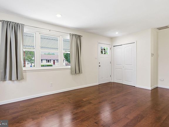 4th image of 302 Veterans Dr