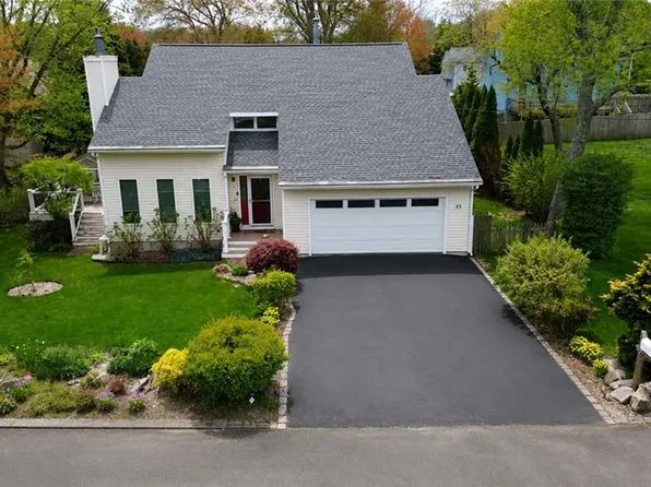 35 Lilly Ln, Narragansett, RI 02882